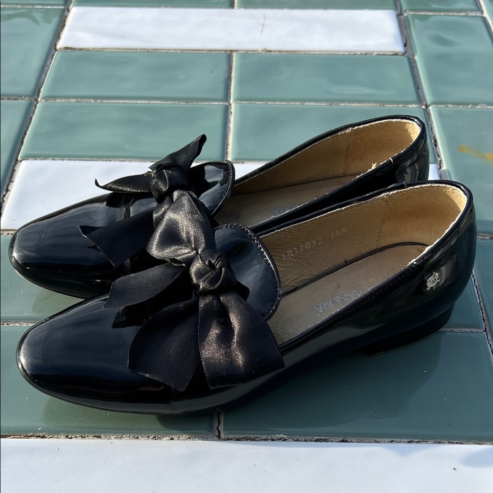 Elegant Black Loafers with Bow Detail